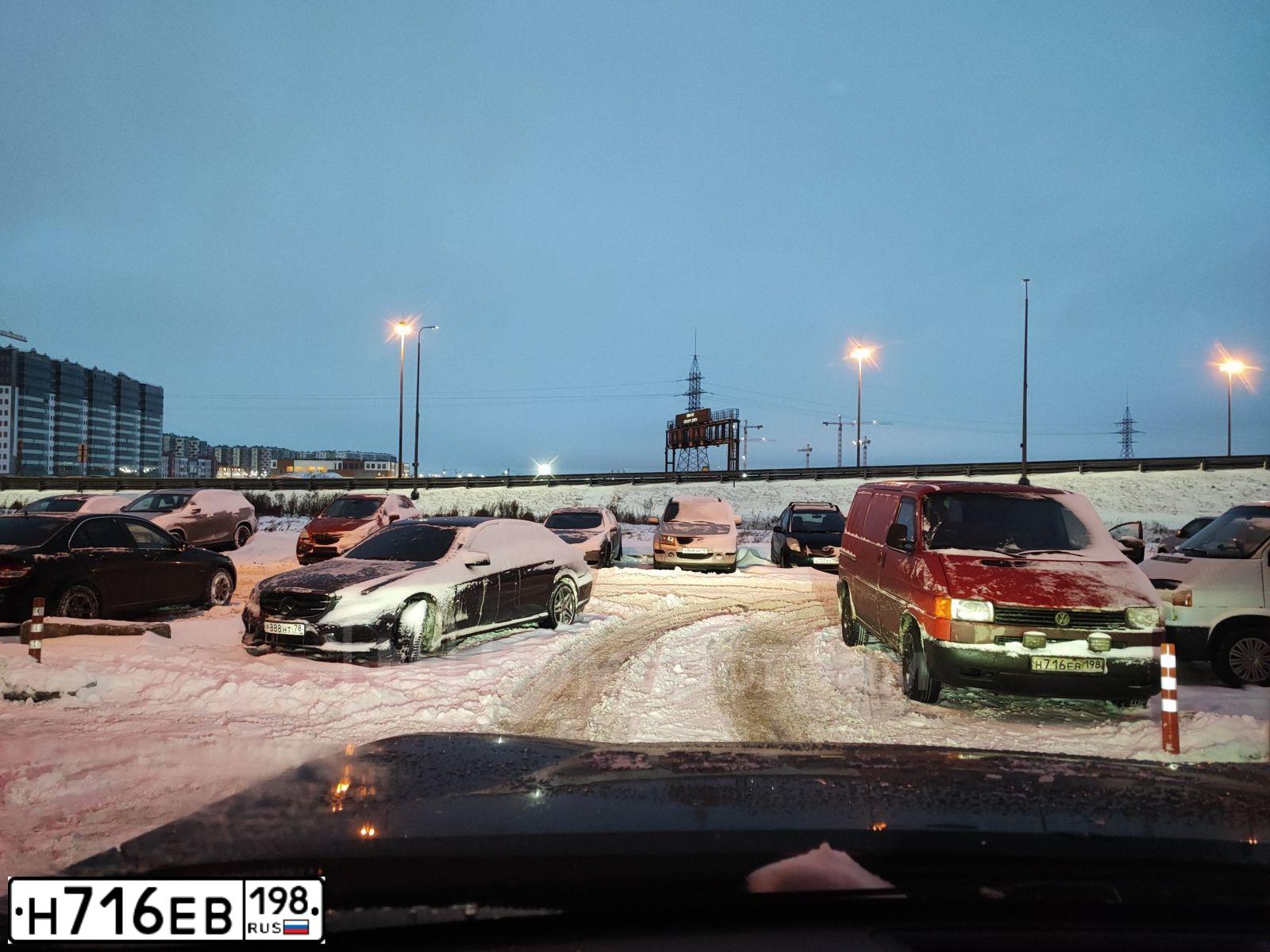 Фото автомобиля VOLKSWAGEN TRANSPORTER, 1992 — госномер Н716ЕВ198. Цвет: Красный