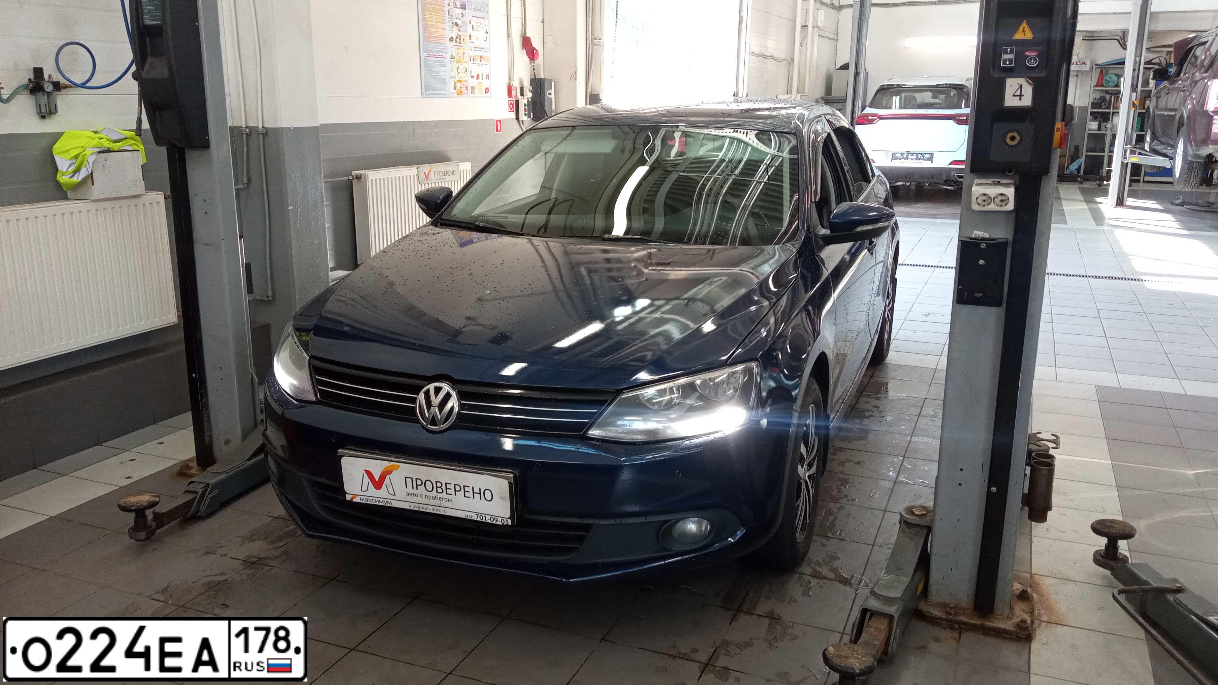 Фото автомобиля VOLKSWAGEN JETTA, 2012 — госномер О224ЕА178. Цвет: СИНИЙ