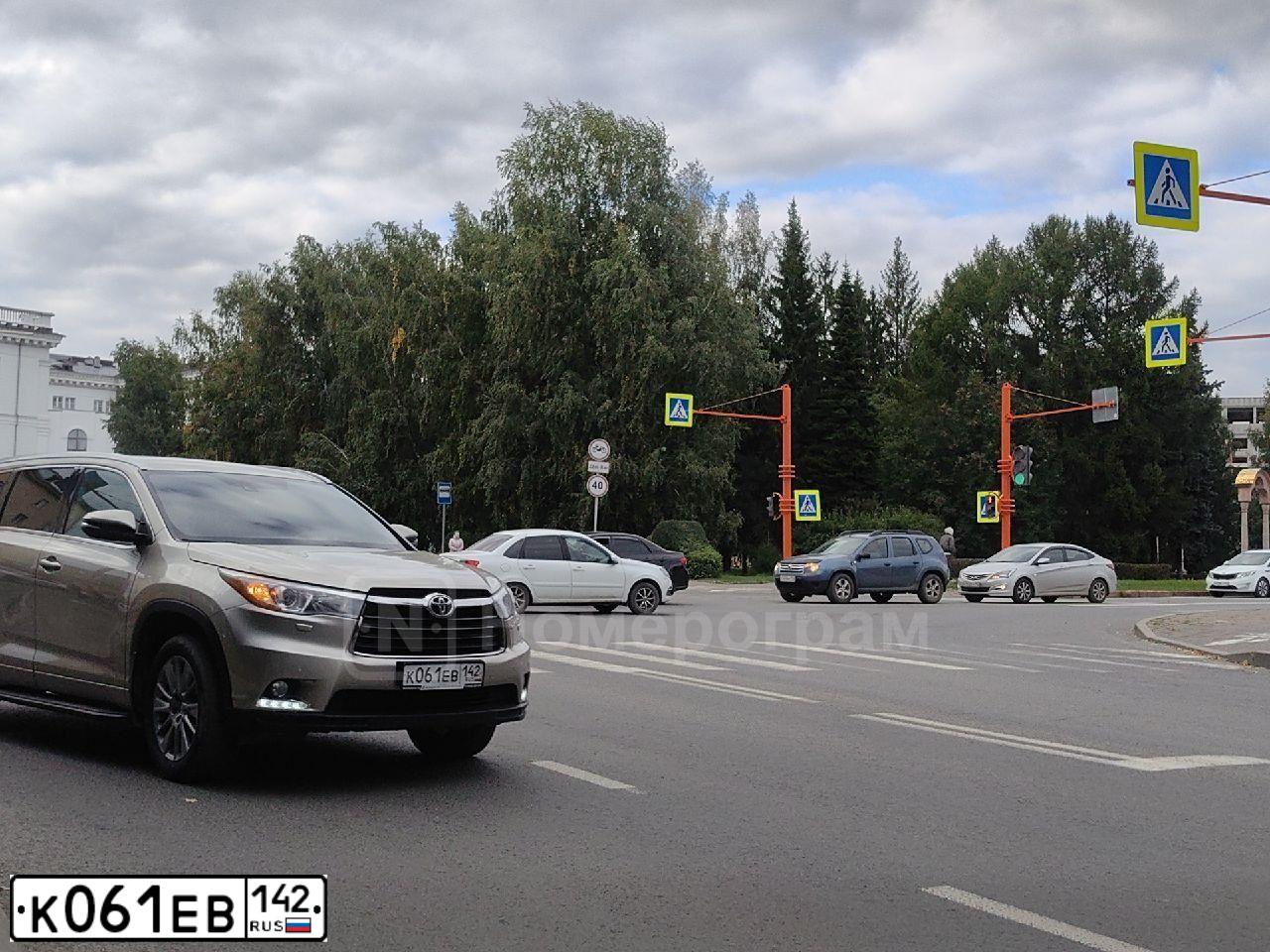 Фото автомобиля TOYOTA HIGHLANDER, 2014 — госномер К061ЕВ142. Цвет: БЕЖЕВЫЙ