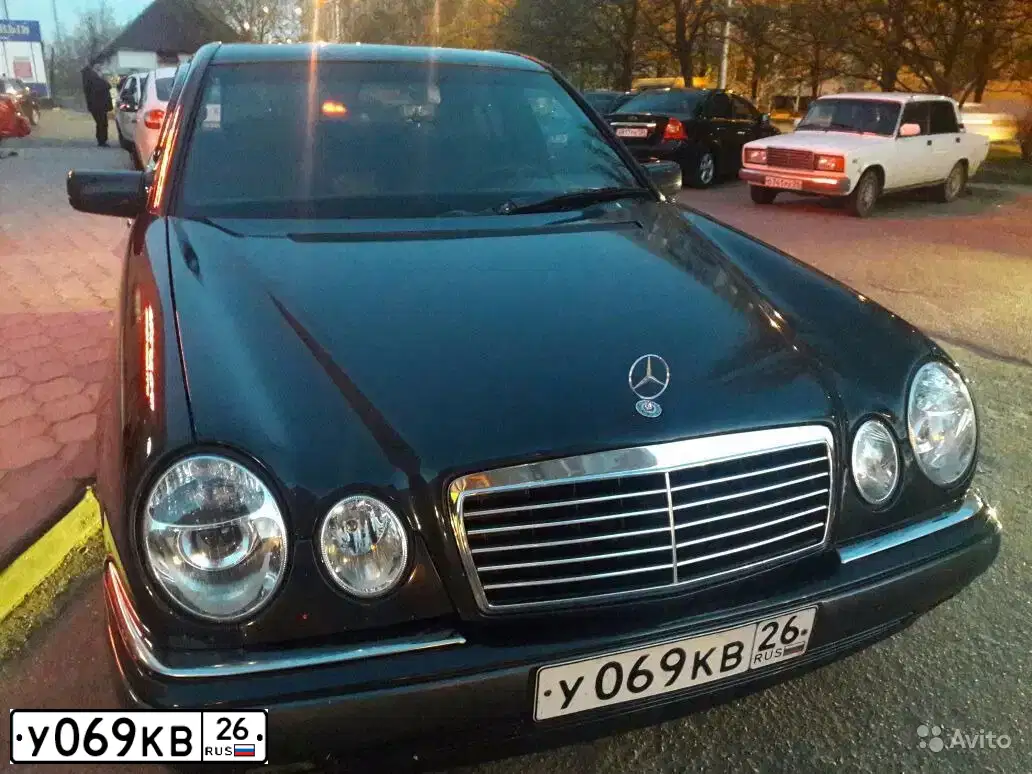 Фото автомобиля MERCEDES E-KLASSE, 1995 — госномер У069КВ26. Цвет: СИНЕ-ЗЕЛЕНЫЙ