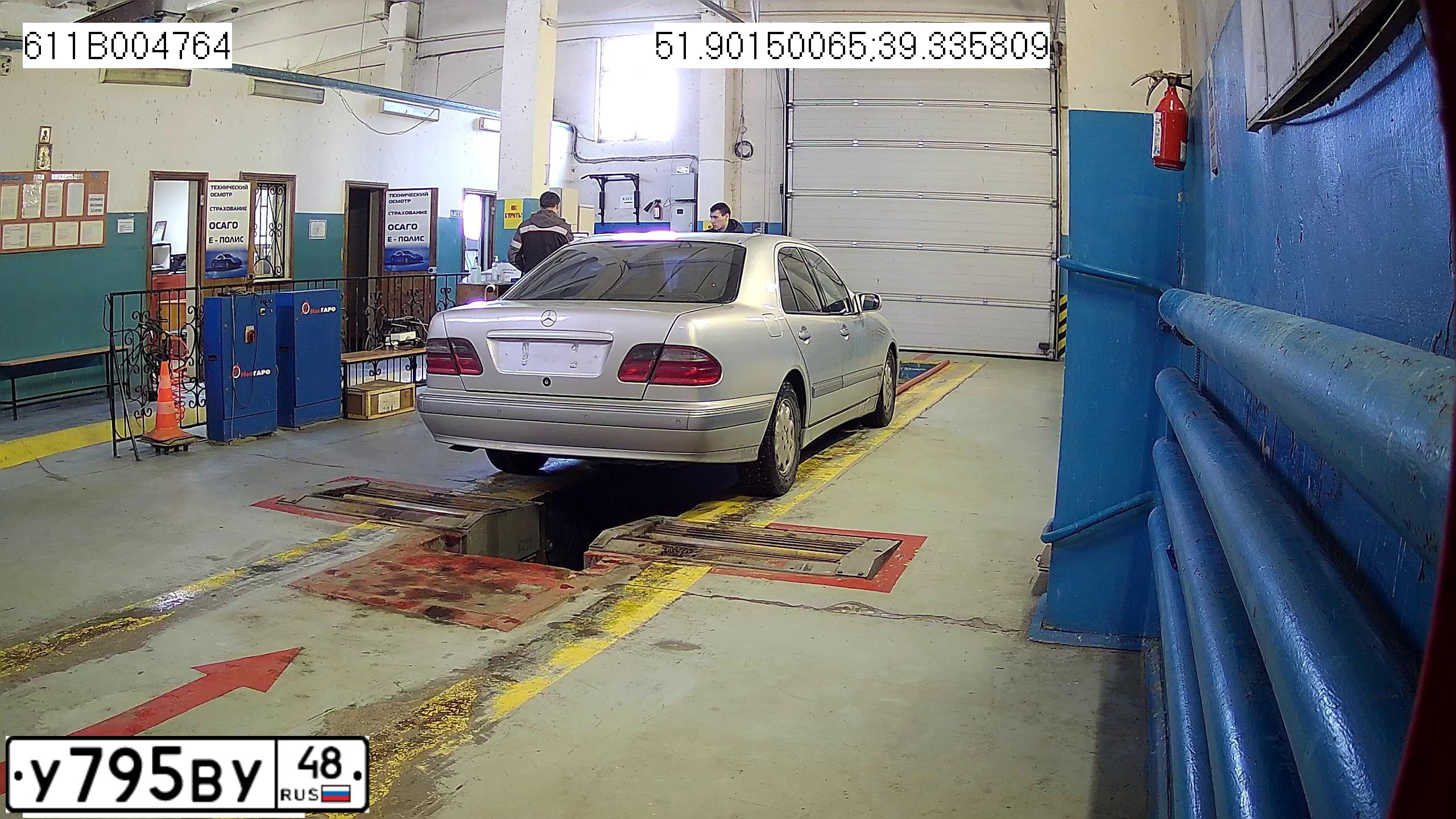 Фото автомобиля MERCEDES E-KLASSE, 2000 — госномер О979РУ57. Цвет: Серебристый