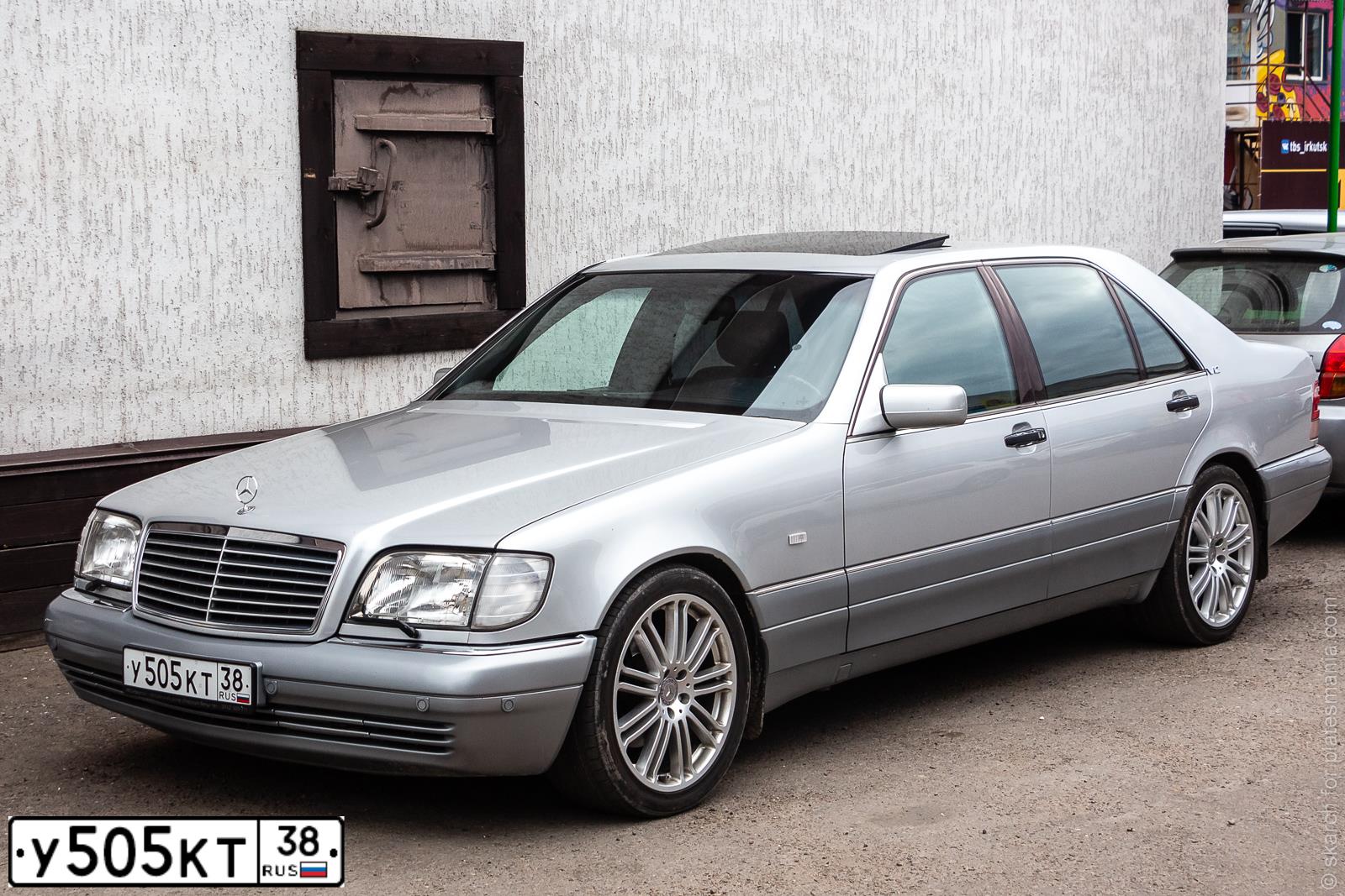 Фото автомобиля MERCEDES S-KLASSE, 1993 — госномер О500ОО38. Цвет: СЕРЕБРИСТЫЙ