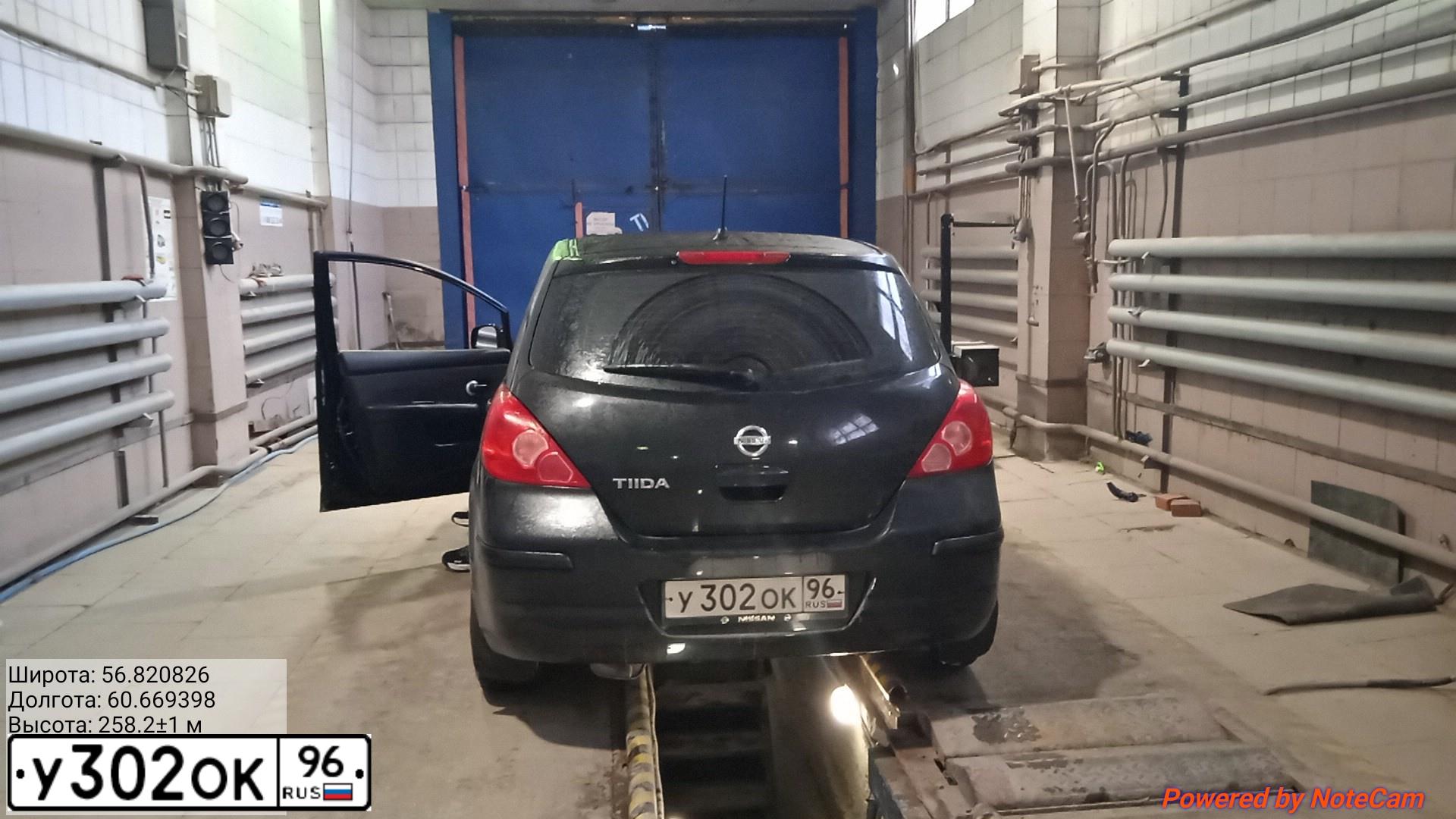Фото автомобиля NISSAN TIIDA, 2010 — госномер О571КР96. Цвет: ЧЕРНЫЙ