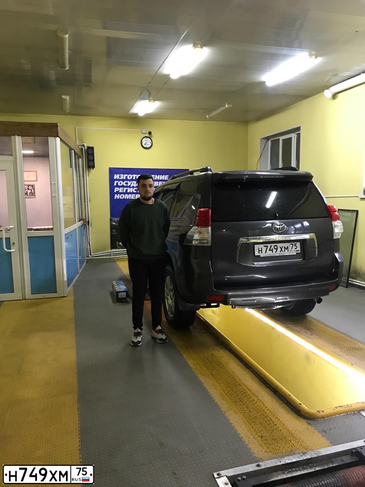 Фото автомобиля TOYOTA LAND CRUISER 150, 2011 — госномер А332ЕА49. Цвет: Серый