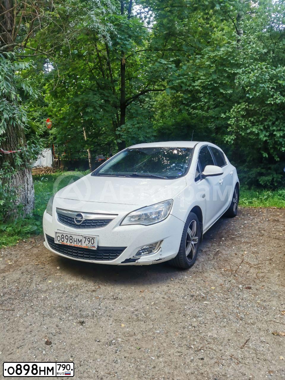 Фото автомобиля OPEL ASTRA, 2011 — госномер О898НМ790. Цвет: Белый