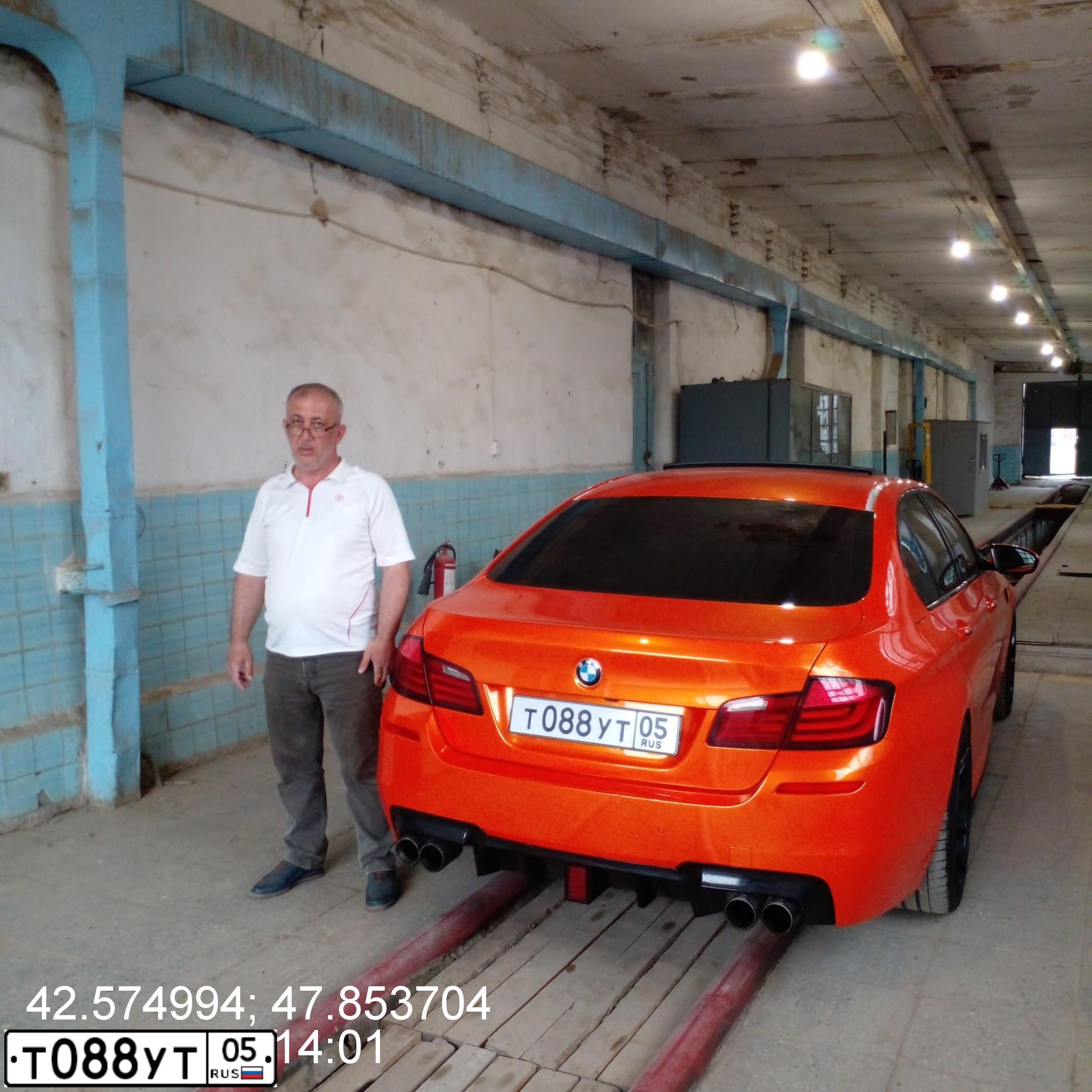 Фото автомобиля BMW SERIE 5, 2011 — госномер Е002КХ05. Цвет: БЕЛЫЙ