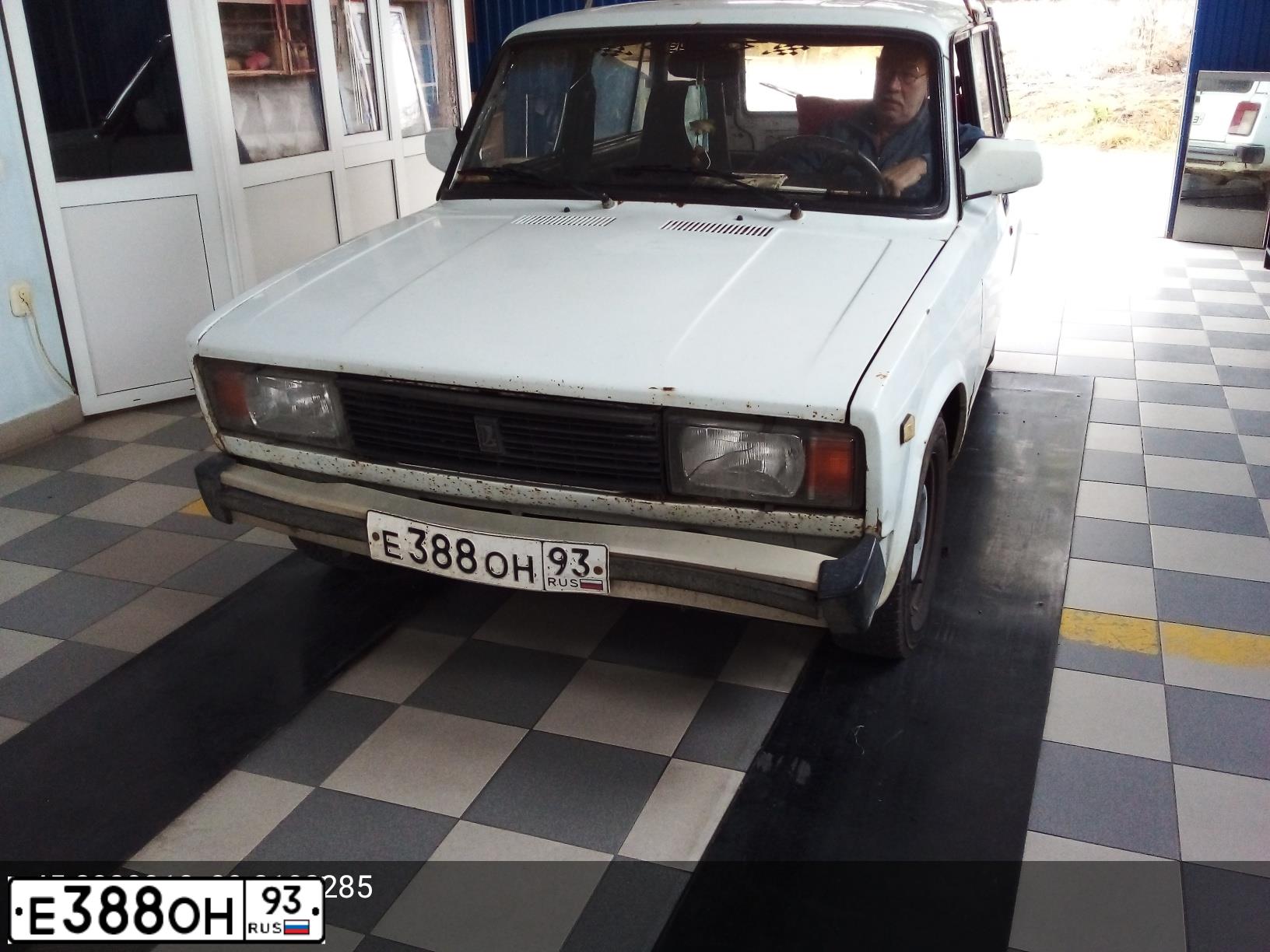 Фото автомобиля LADA 2104, 2001 — госномер Е388ОН93. Цвет: БЕЛЫЙ