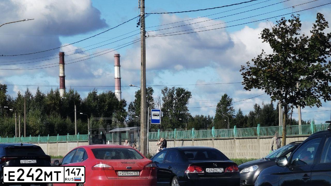 Фото автомобиля MITSUBISHI LANCER, 2007 — госномер Е242МТ147. Цвет: Красный