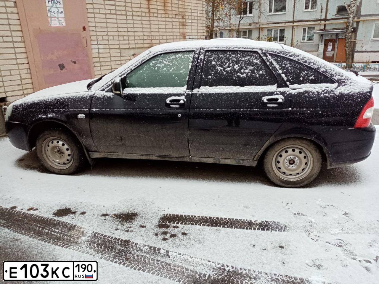 Фото автомобиля LADA 2172 PRIORA, 2008 — госномер Е103КС190. Цвет: ЧЕРНЫЙ