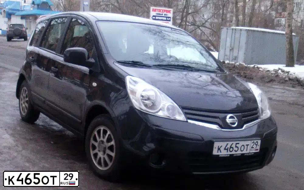 Фото автомобиля NISSAN NOTE, 2011 — госномер К465ОТ29. Цвет: ЧЕРНЫЙ