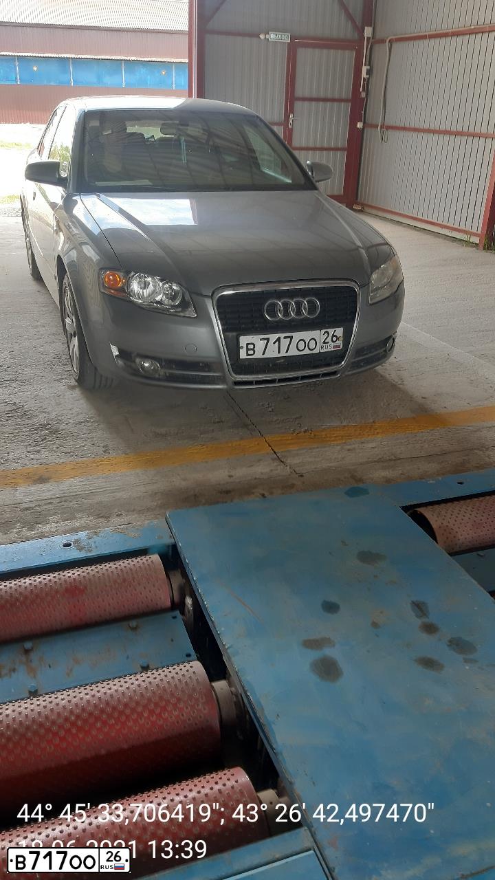 Фото автомобиля AUDI A4, 2004 — госномер В717ОО26. Цвет: СЕРЫЙ