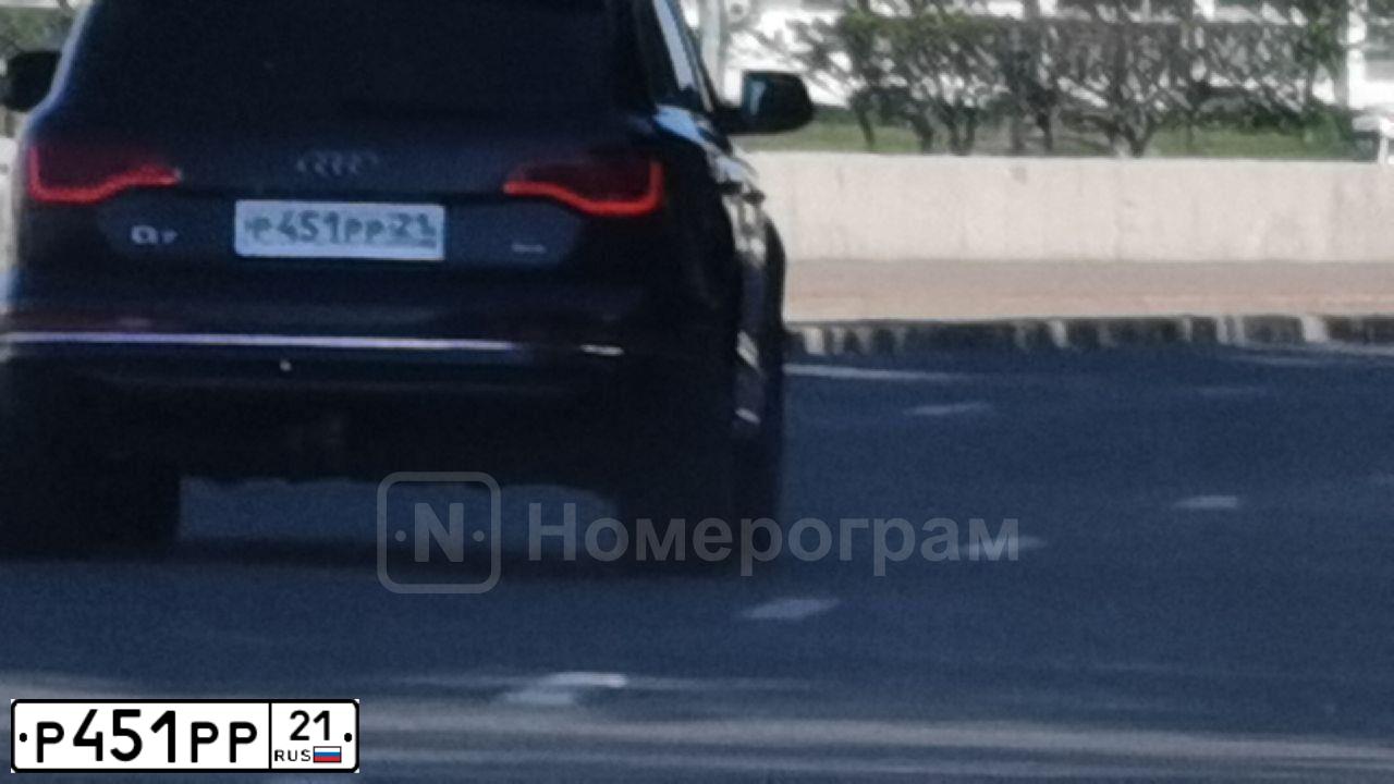 Фото автомобиля AUDI Q7, 2015 — госномер Т007РА47. Цвет: ЧЕРНЫЙ
