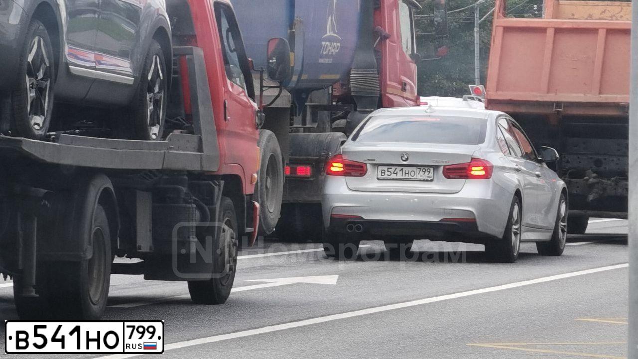 Фото автомобиля BMW SERIE 3, 2018 — госномер В541НО799. Цвет: Серебристый