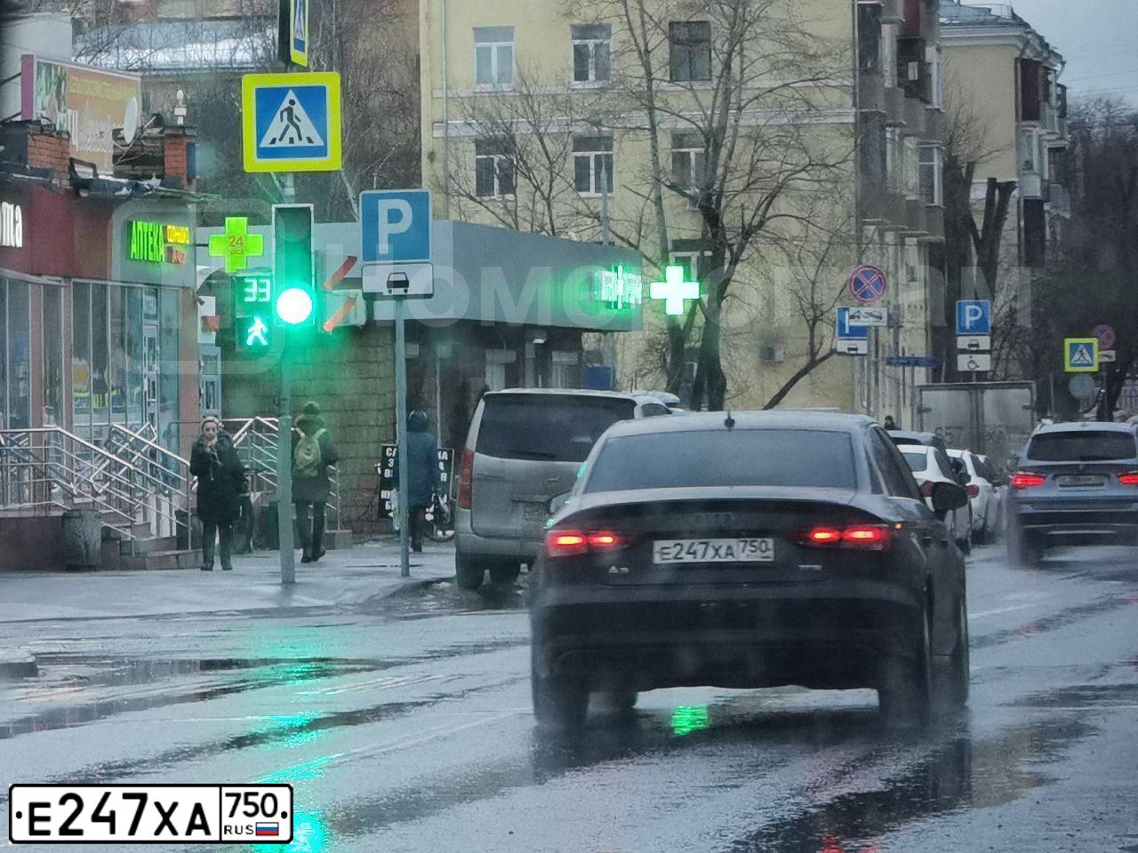 Фото автомобиля AUDI A3, 2017 — госномер Е247ХА750. Цвет: ТЕМНО-КОРИЧНЕВЫЙ