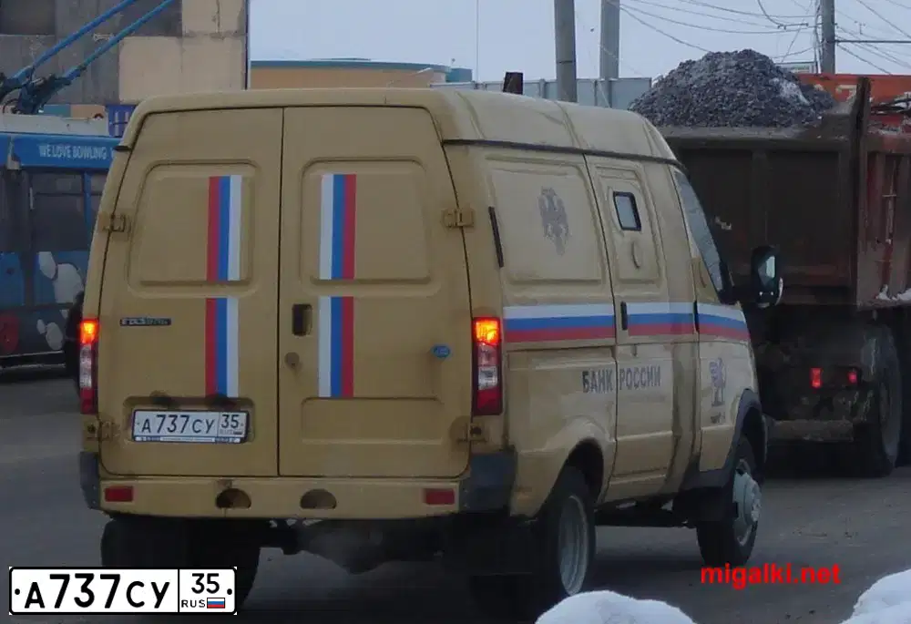 Фото автомобиля MITSUBISHI SPACE WAGON, 1992 — госномер А787СУ35. Цвет: ВИШНЕВЫЙ