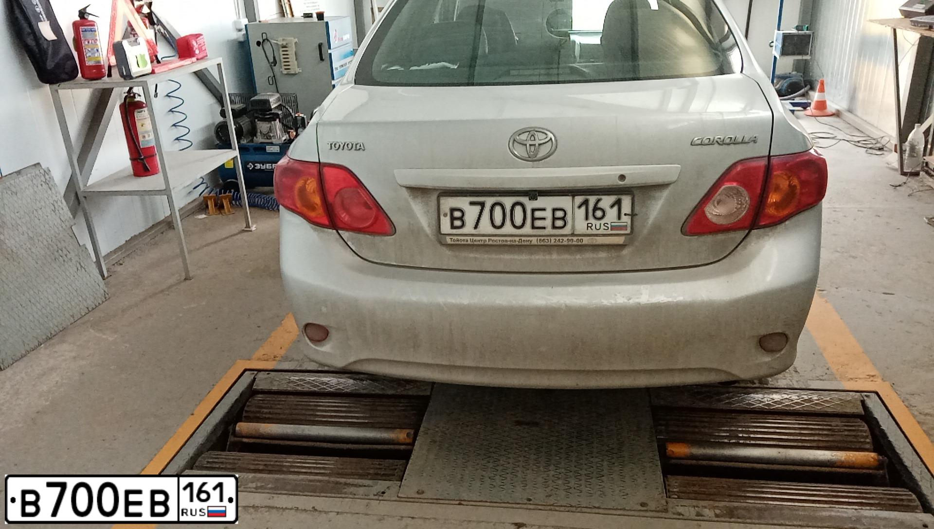 Фото автомобиля TOYOTA COROLLA, 2008 — госномер В700ЕВ161. Цвет: серебристый