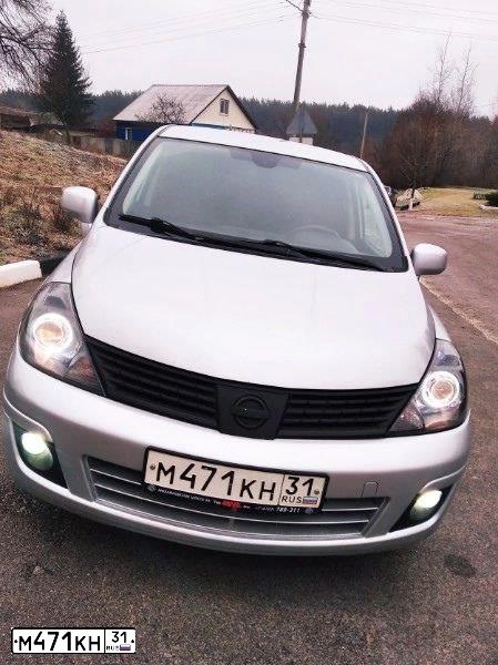 Фото автомобиля NISSAN TIIDA, 2008 — госномер У567СМ31. Цвет: Серебристый