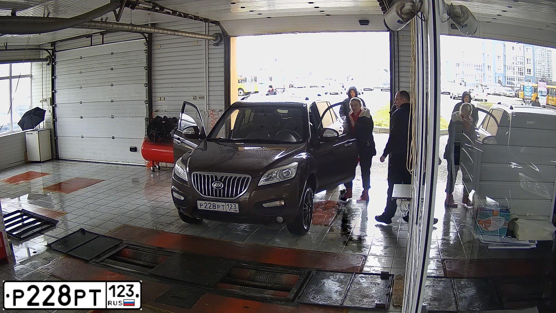 Фото автомобиля LIFAN X 60, 2015 — госномер Р228РТ123. Цвет: КОРИЧНЕВЫЙ