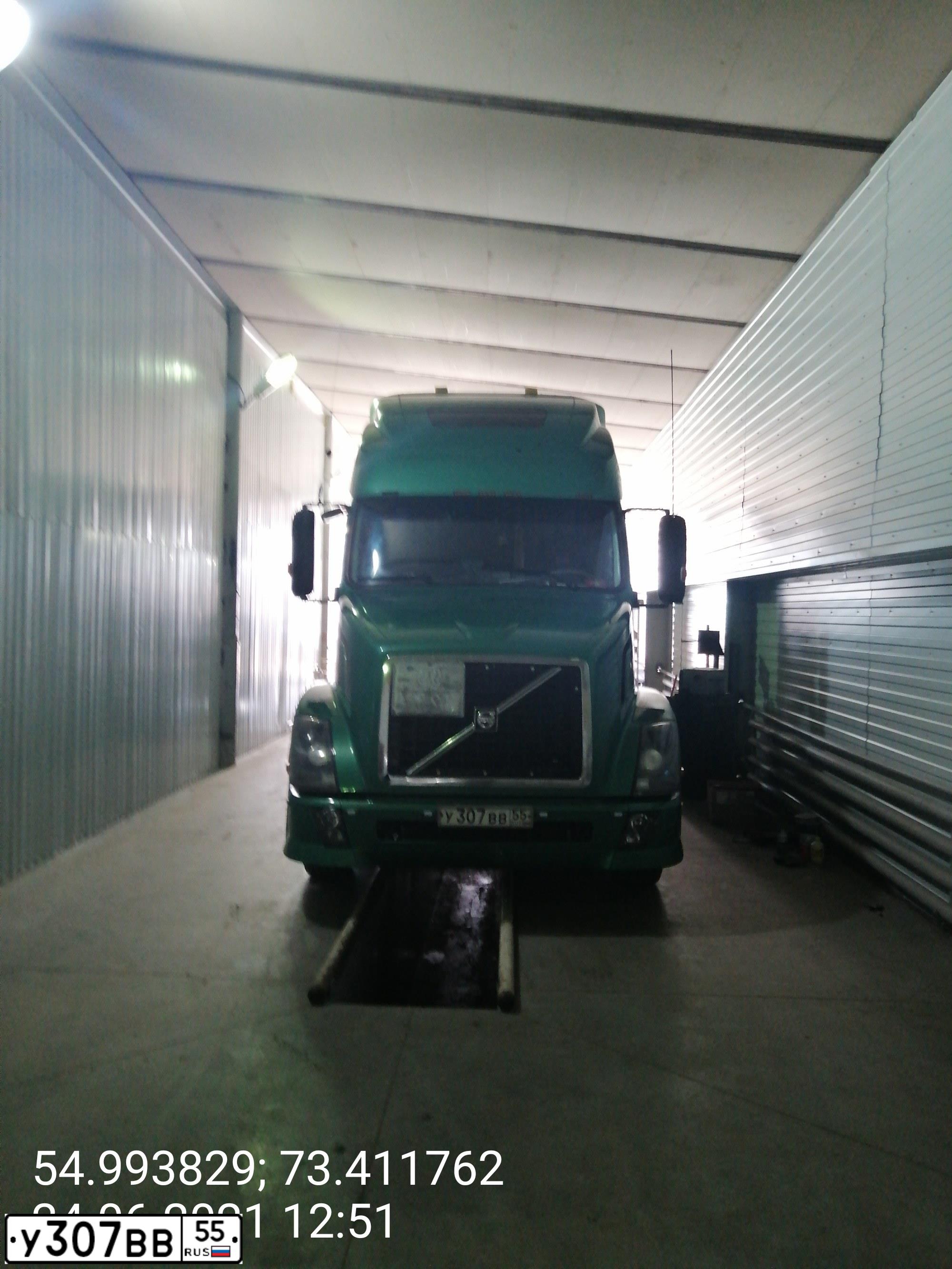 Фото автомобиля VOLVO VNL64T, 2004 — госномер Н269ХТ70. Цвет: ЗЕЛЕНЫЙ