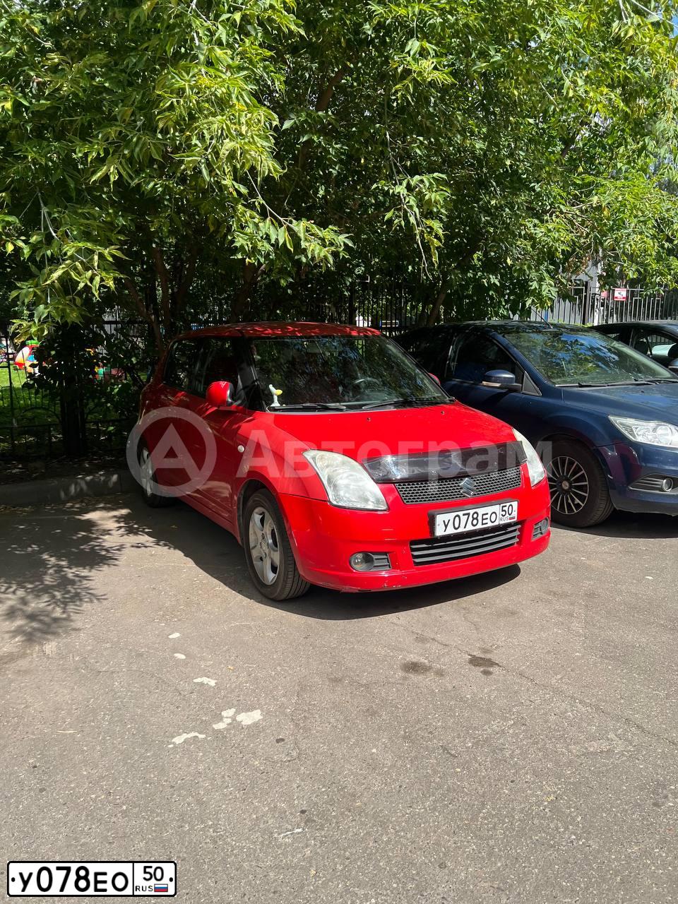 Фото автомобиля SUZUKI SWIFT, 2006 — госномер У078ЕО50. Цвет: КРАСНЫЙ