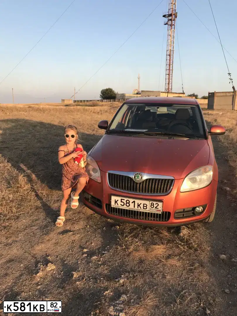 Фото автомобиля SKODA FABIA, 2007 — госномер К581КВ82. Цвет: ОРАНЖЕВО-КРАСНЫЙ