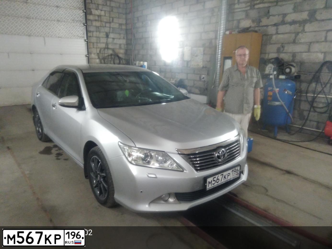 Фото автомобиля TOYOTA CAMRY, 2012 — госномер М567КР196. Цвет: СЕРЕБРИСТЫЙ