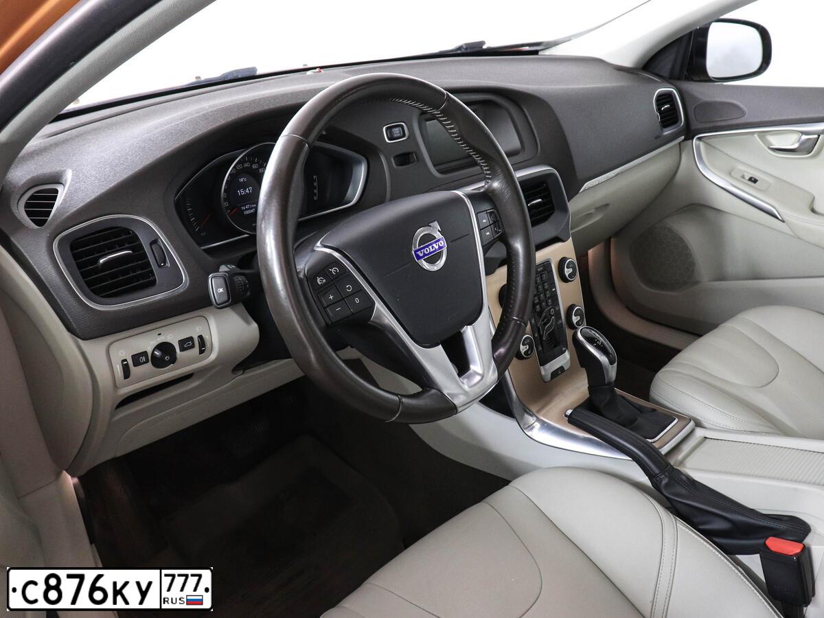 Фото автомобиля VOLVO V40, 2014 — госномер О811УА790. Цвет: ОРАНЖЕВЫЙ