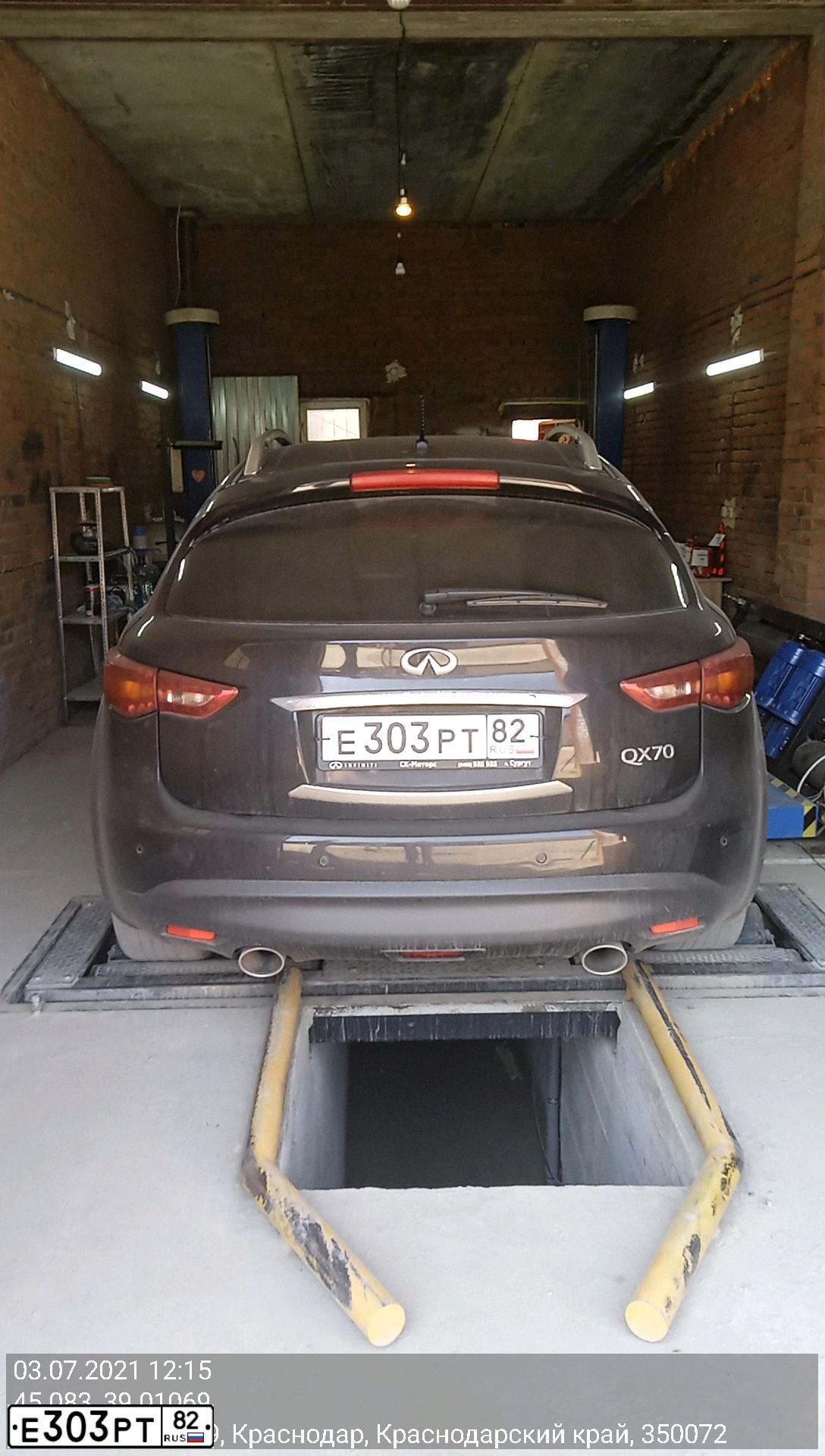 Фото автомобиля INFINITI QX70 /FX/, 2016 — госномер Е303РТ82. Цвет: ЧЕРНЫЙ