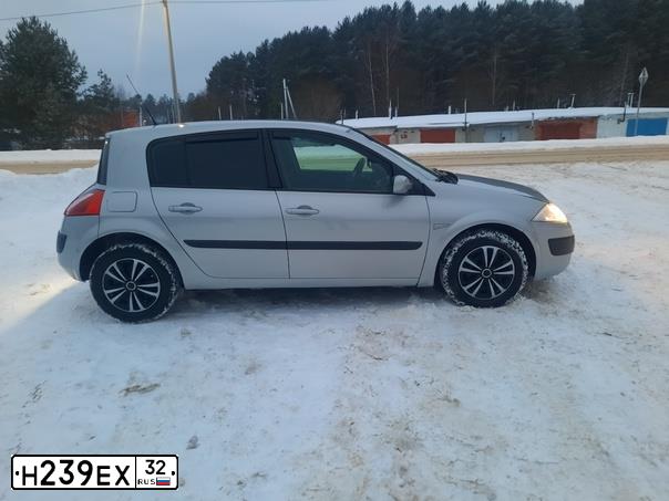Фото автомобиля RENAULT MEGANE, 2006 — госномер Н239ЕХ32. Цвет: Серебристый