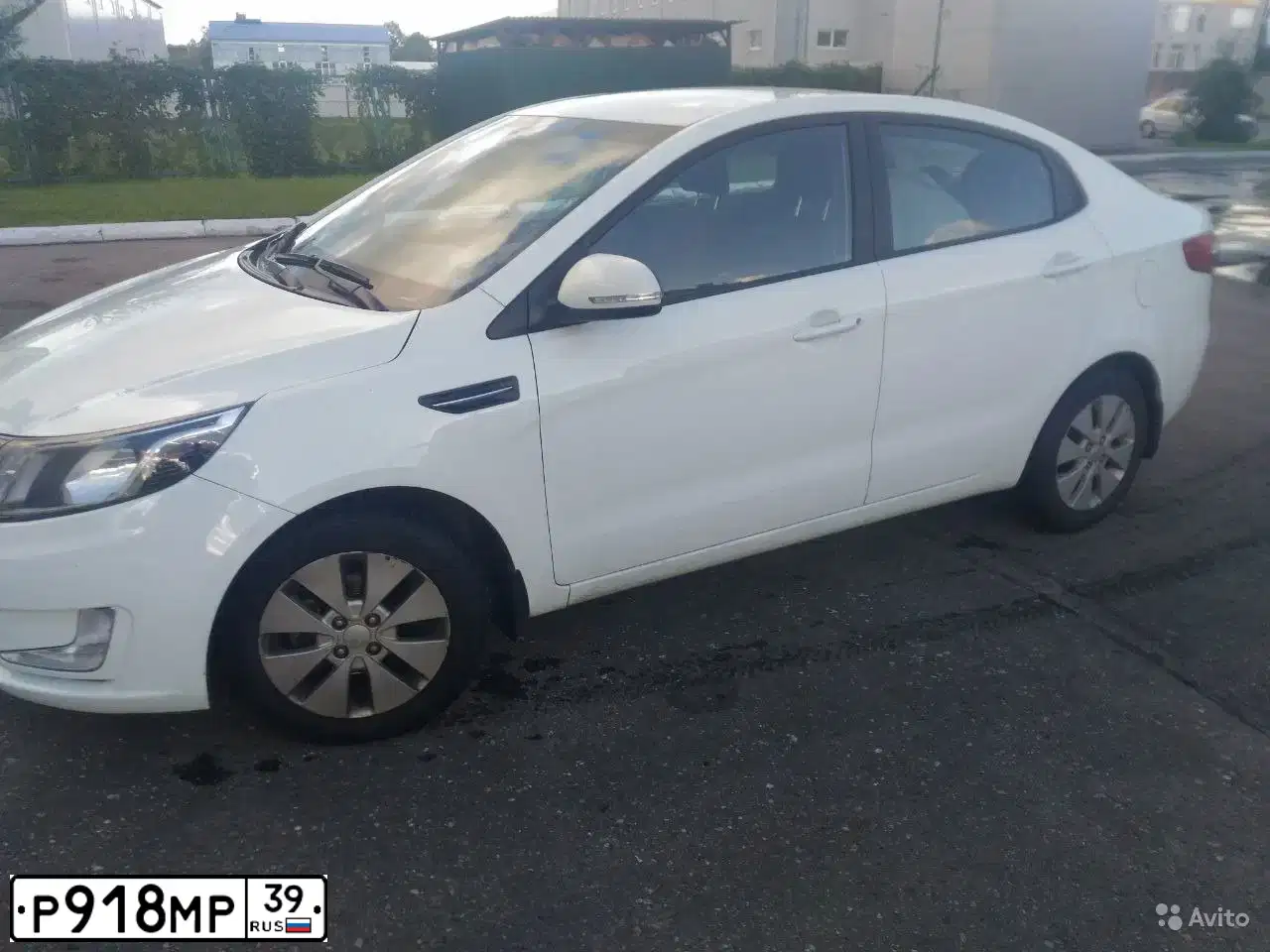 Фото автомобиля KIA RIO, 2013 — госномер Р918МР39. Цвет: Белый