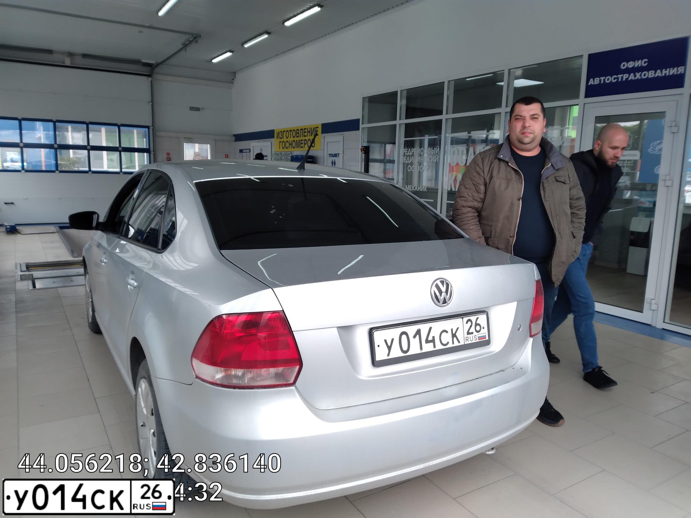 Фото автомобиля VOLKSWAGEN POLO, 2014 — госномер У014СК26. Цвет: СЕРЫЙ