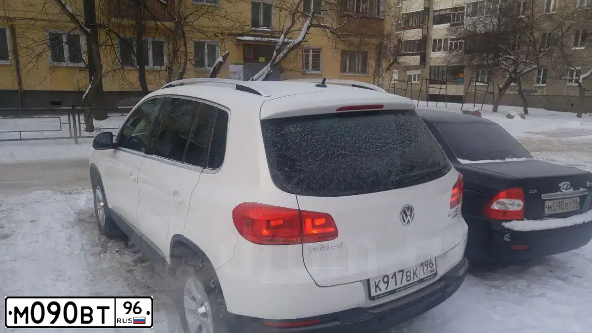 Фото автомобиля LADA 2170 PRIORA, 2008 — госномер М090ВТ96. Цвет: ЧЕРНЫЙ