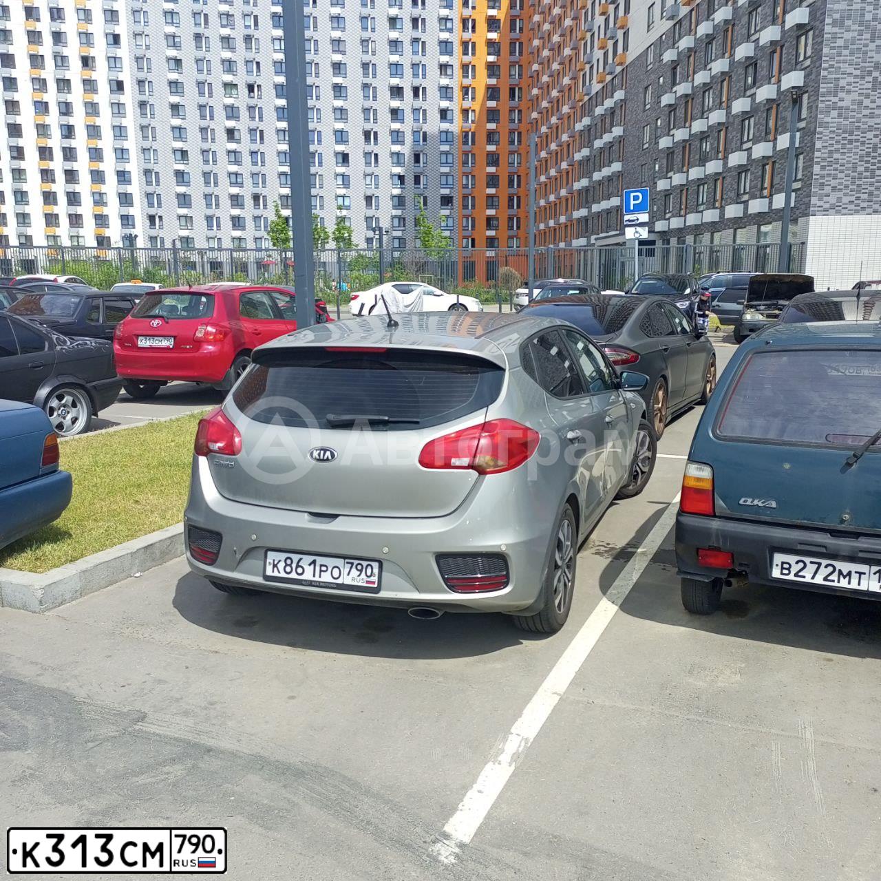 Фото автомобиля TOYOTA AURIS, 2008 — госномер Р839НР199. Цвет: Красный