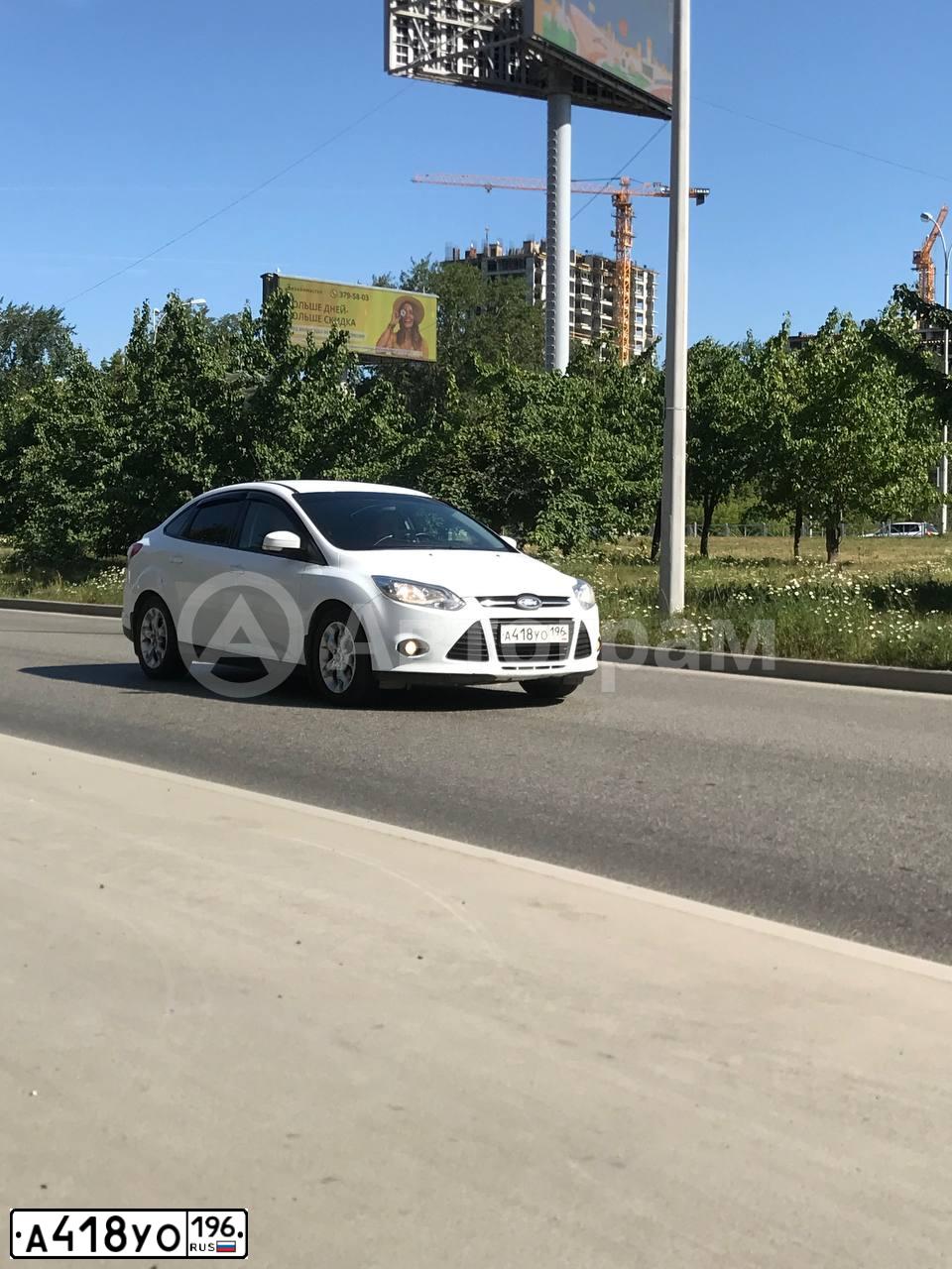 Фото автомобиля FORD FOCUS, 2013 — госномер А418УО196. Цвет: Белый