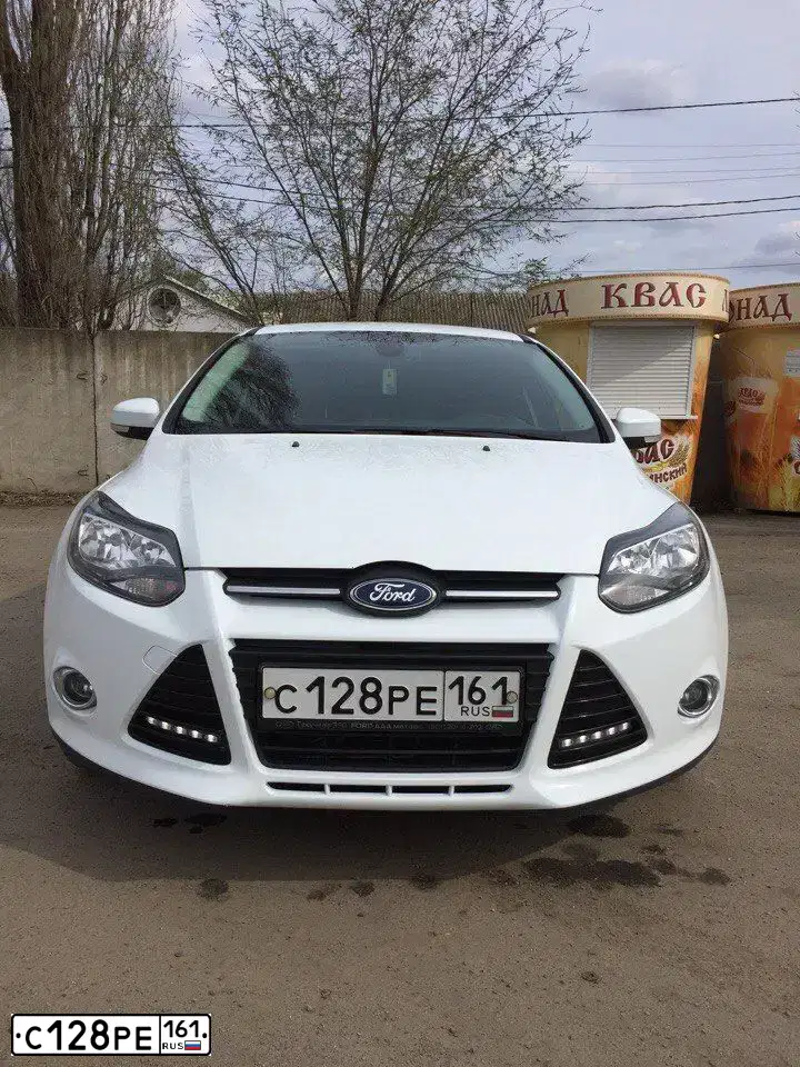 Фото автомобиля FORD FOCUS, 2013 — госномер С128РЕ161. Цвет: Белый