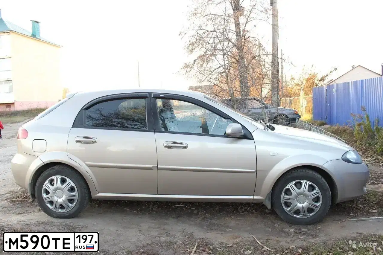 Фото автомобиля CHEVROLET LACETTI, 2008 — госномер Н284ММ29. Цвет: БЕЖЕВЫЙ