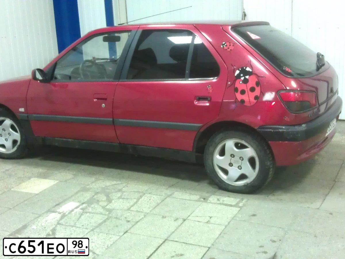 Фото автомобиля PEUGEOT T 306, 1996 — госномер Т305УО78. Цвет: КРАСНЫЙ