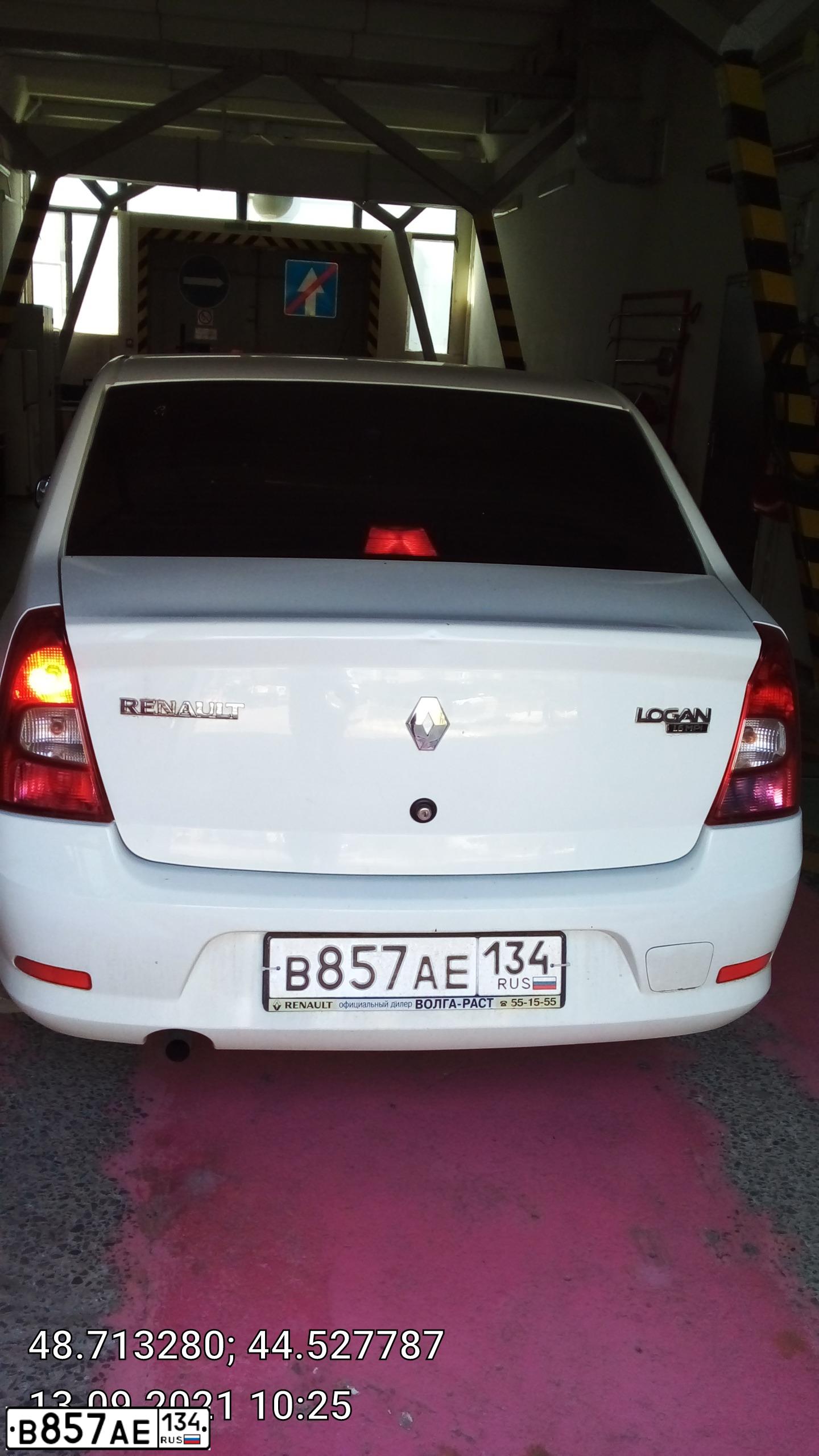 Фото автомобиля RENAULT T LOGAN, 2011 — госномер В857АЕ134. Цвет: Белый