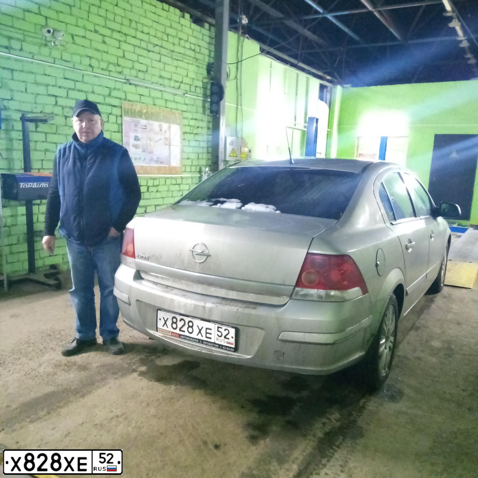 Фото автомобиля OPEL ASTRA, 2010 — госномер Х828ХЕ52. Цвет: БЕЖЕВЫЙ