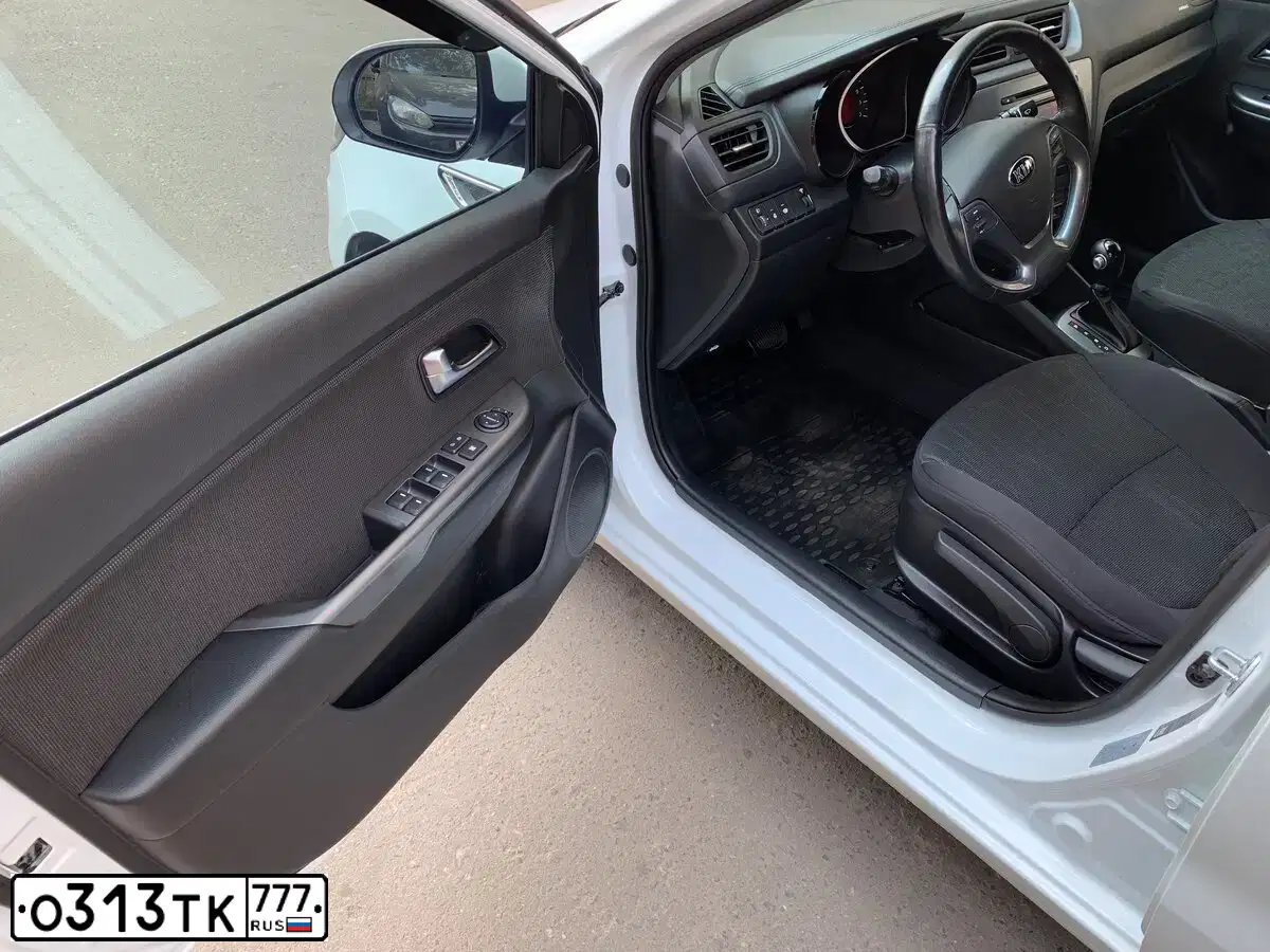 Фото автомобиля KIA RIO, 2016 — госномер Х458НН799. Цвет: Белый