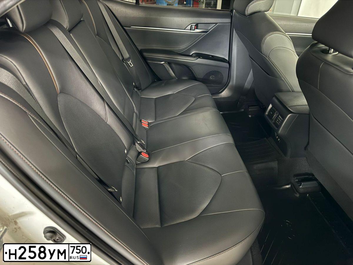 Фото автомобиля TOYOTA CAMRY, 2019 — госномер У148РР790. Цвет: БЕЛЫЙ