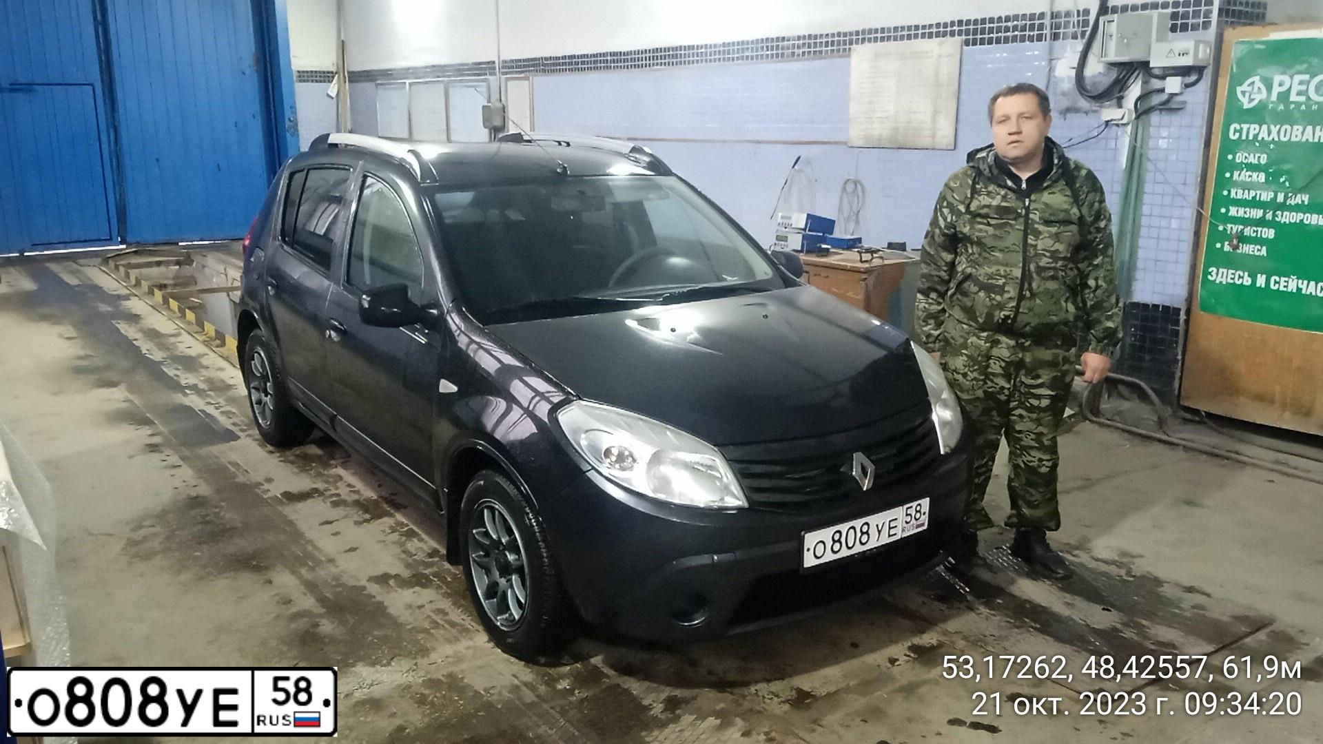 Фото автомобиля RENAULT SANDERO, 2010 — госномер О808УЕ58. Цвет: ТЕМНО-СЕРЫЙ