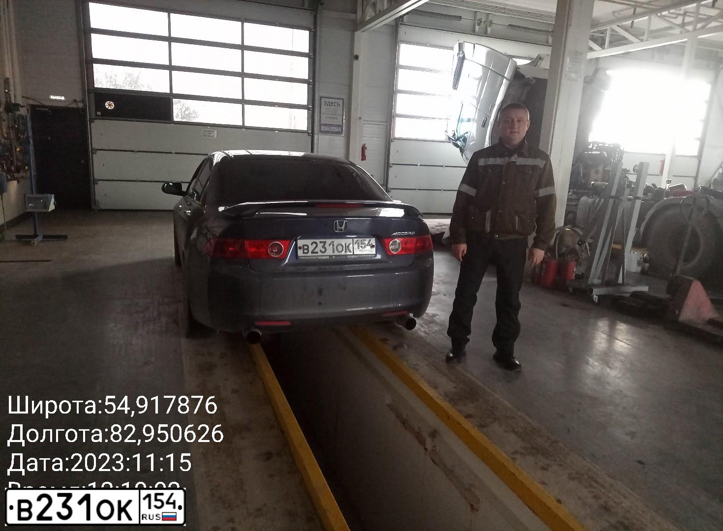 Фото автомобиля HONDA ACCORD, 2004 — госномер Р241ТС154. Цвет: ТЕМНО СИНИЙ