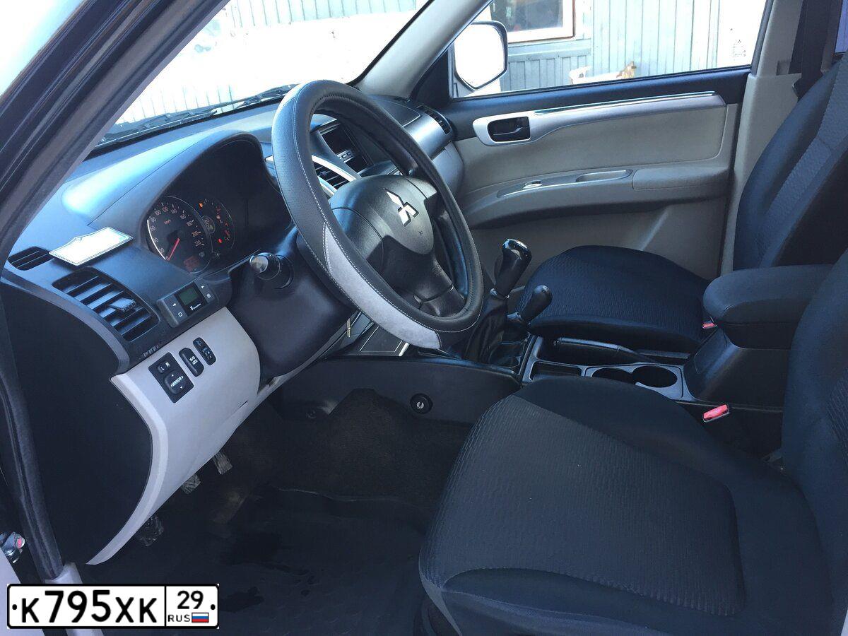 Фото автомобиля MITSUBISHI PAJERO SPORT, 2013 — госномер О585ВМ29. Цвет: ЧЕРНЫЙ