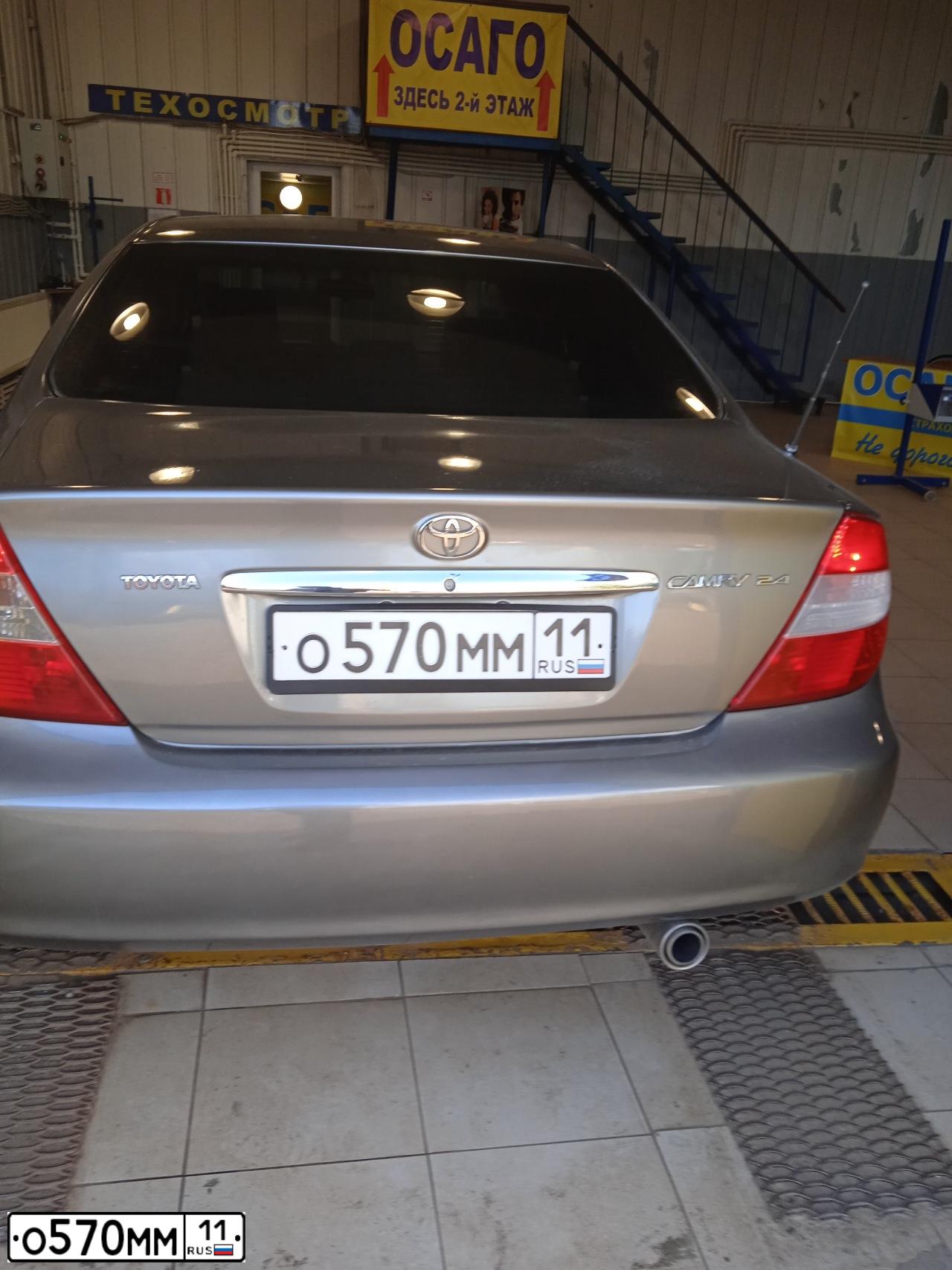 Фото автомобиля TOYOTA CAMRY, 2004 — госномер О570ММ11. Цвет: СЕРЕБРИСТЫЙ