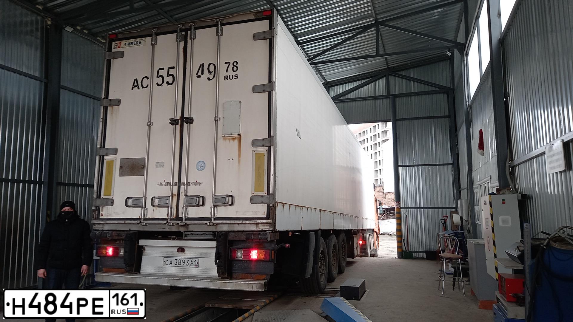 Фото автомобиля MERCEDES ACTROS, 2003 — госномер Н484РЕ161. Цвет: ОРАНЖЕВЫЙ