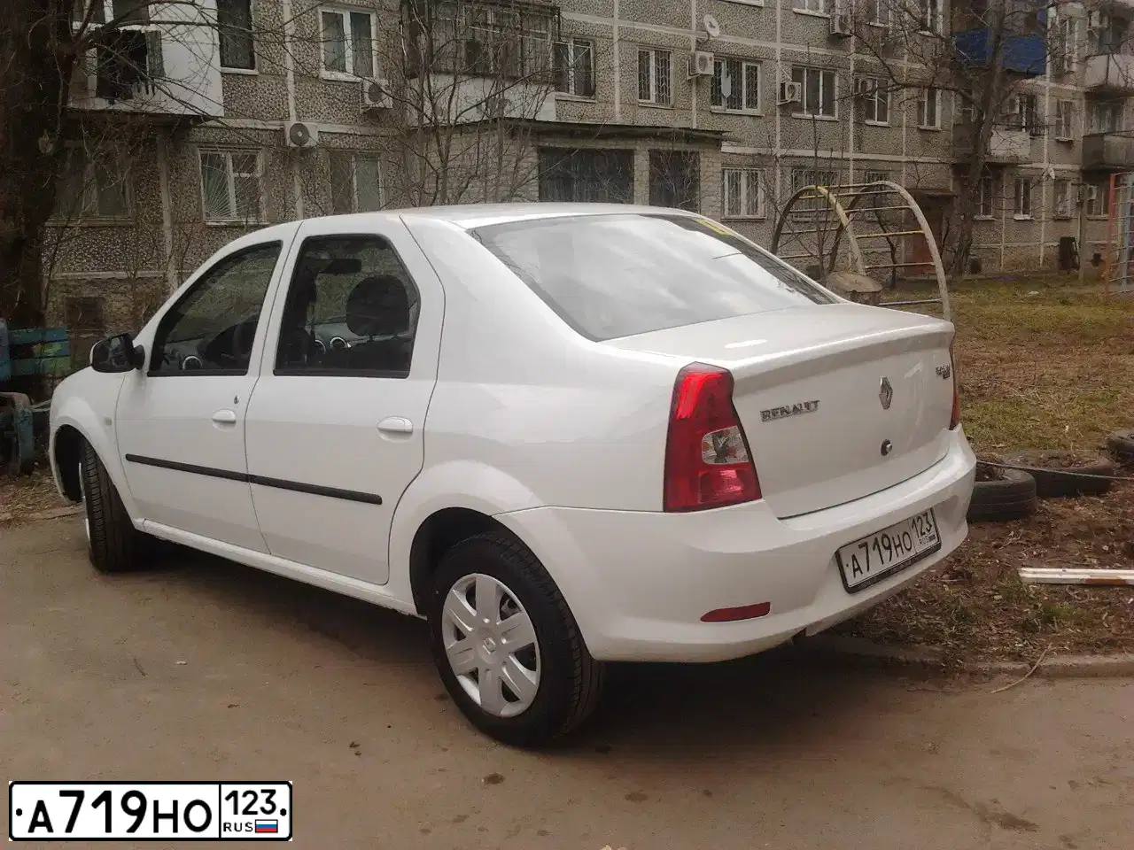 Фото автомобиля RENAULT LOGAN, 2013 — госномер Е594ВМ181. Цвет: Белый