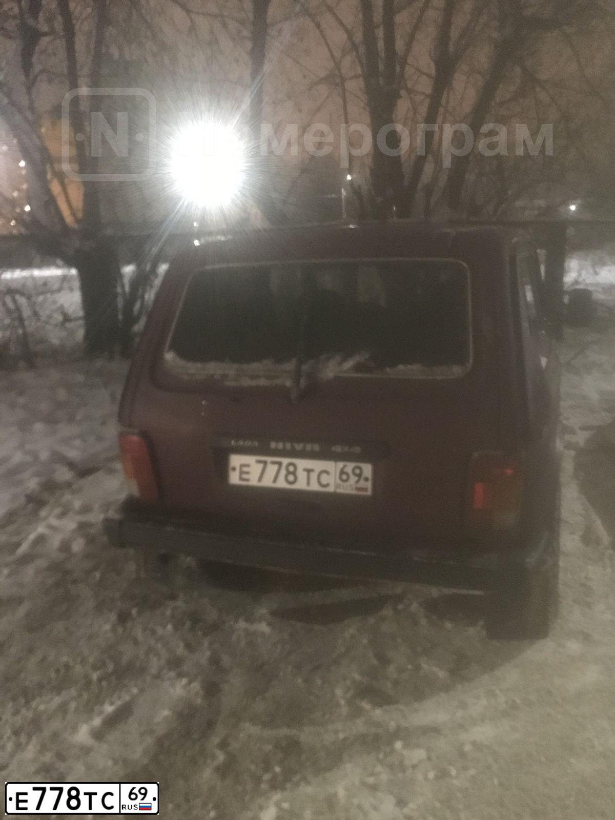 Фото автомобиля LADA 2121 NIVA, 2004 — госномер М064МР69. Цвет: ТЕМНО-БОРДОВЫЙ
