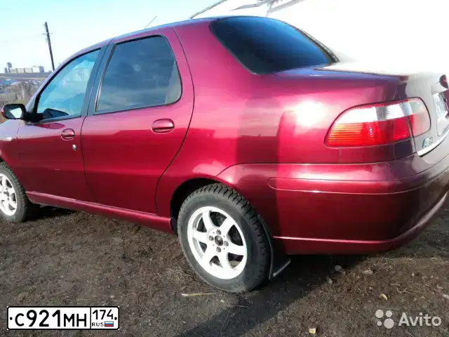 Фото автомобиля FIAT ALBEA, 2007 — госномер О380АЕ174. Цвет: КРАСНЫЙ СЦИЛЛА