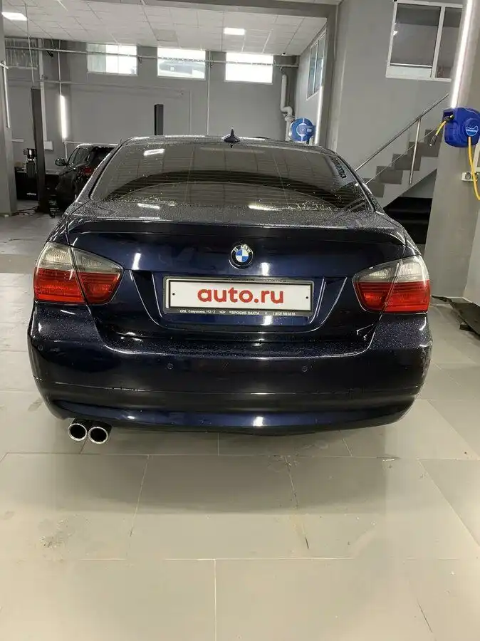 Фото автомобиля BMW SERIE 3, 2006 — госномер Н465РЕ790. Цвет: Темно-синий